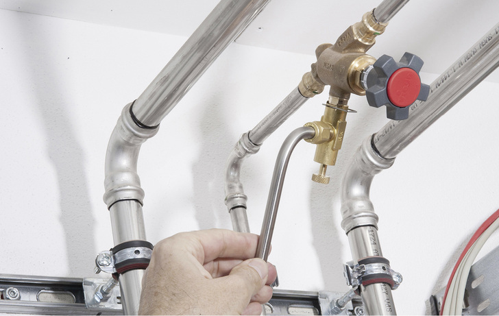 

Die statistische Auswertung Tausender Probenahmen seit der Ausweitung der Beprobungspflicht durch die Trinkwasserverordnung 2011 hat die vielschichtige Gefährdungslage mikrobieller Kontamination bestätigt.





