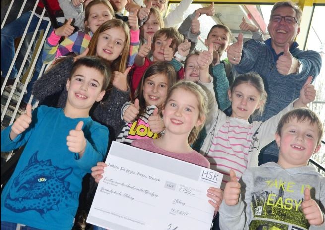 Die Schüler der Kardinal-von-Galen-Schule Olsberg freuen sich über die Spende.