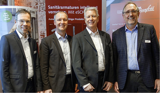 <p>
Die Referenten des Forums Trinkwasserhygiene (v. l. n. r.): Olaf Kruse (Rehau), Oliver Steffens (Schell), Stefan Lütje (Danfoss) und Prof. Dr. Franz-Peter Schmickler (FH Münster).
</p>

<p>
</p> - © Rehau

