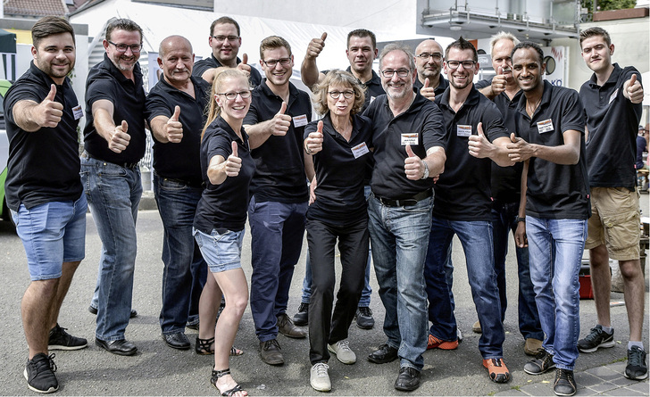 



Der Familienbetrieb mit einem Dutzend Mitarbeitern versteht sich als Team (erste Reihe von links): Caroline, Sebastian, Hella, Jakob sowie Jakob Christian Köllisch.
