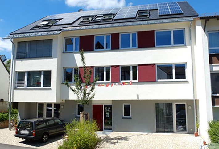 Mehrfamilienwohnhaus in Stuttgart mit Photovoltaikanlage. - © Wohnprojekt Stuttgart-Kaltental
