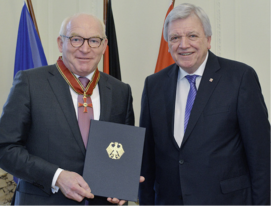 



Volker Bouffier (r.) überreicht das Große Verdienstkreuz an Dr. Martin Viessmann.
