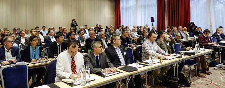<p>
Rund 100 Teilnehmer verzeichnete die Fachtagung in Köln. Thema: Heizen und Kühlen mit Deckensystemen.
</p>

<p>
</p> - © BVF

