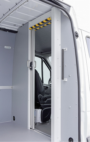 
Die Schiebetür ermöglicht den direkten Zugang von der Fahrerkabine in den Laderaum.



