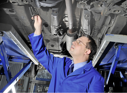 
Schlechte Bremsen, tröpfelndes Öl, defekte Beleuchtung: Mehr als fünf Jahre alte Transporter fallen durch Mängel auf.



