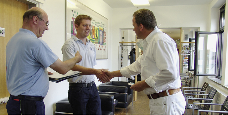 
Bei der Abnahme verstärkt der Monteur Gefühle wie Stolz und Freude und nimmt sich Zeit für Fragen.



