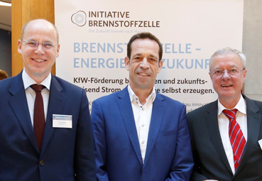 Dr. Timm Kehler (li.) und Andreas Lücke (re.) mit Thorsten Herdan (Mitte) vom Bundeswirtschaftsministerium auf der Wärmekonferenz. - © IBZ

