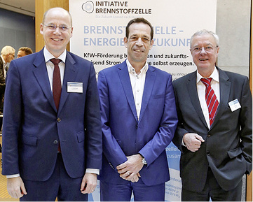 
Die neuen Sprecher der IBZ Dr. Timm Kehler (l., Zukunft Erdgas) und Andreas Lücke (r., BDH) mit Thorsten Herdan vom Bundeswirtschaftsministerium.



