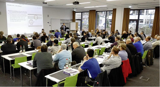 
In Präsenzseminaren informiert Kessel über aktuelle technische Entwicklungen und neue Normen.



