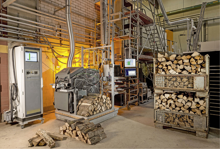 <p>

</p>

<p>

Das Fraunhofer-Institut für Bauphysik entwickelte und erprobte ein völlig neues Verbrennungskonzept für Holzvergaserheizkessel. Das dreistufige Verbrennungssystem kommt ohne kostenintensive Sekundärmaßnahmen aus.

</p> - © Dr. Mohammad Aleysa/IBP
