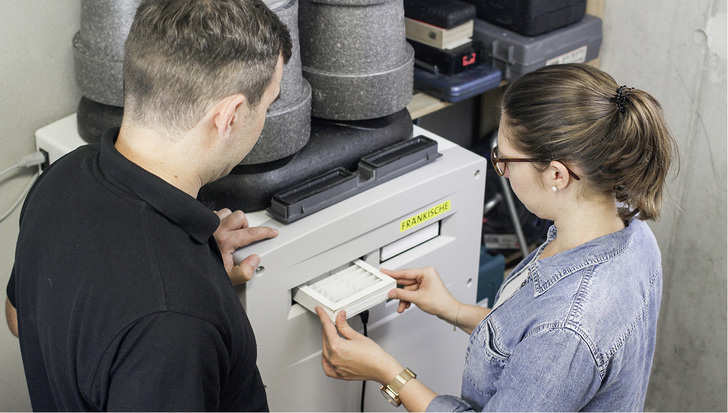 





Der Kunde lernt vom Fachhandwerker bei der fachgerechten Inbetriebnahme seiner Lüftungsanlage die richtige Bedienung und die Notwendigkeit eines regelmäßigen Filterwechsels kennen.

