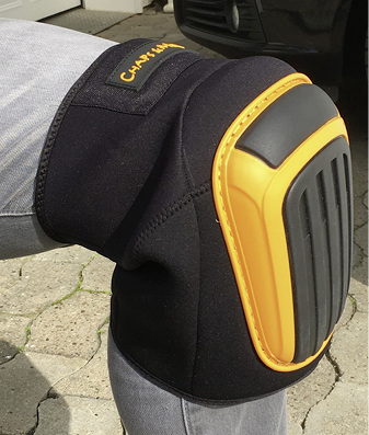 
Die mit Schäumen und Gel gepolsterten Knieschoner von Chaps & More entlasten die Knie auch an langen Arbeitstagen.



