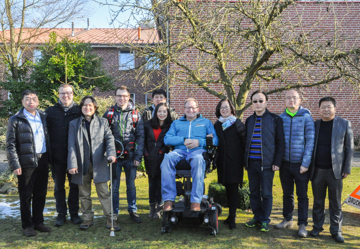 Besuch aus dem Wachstumsmarkt China in Haselünne. Die Delegation ließ sich die Produkte und ihre Produktion von Geschäftsführer Bernd Esders (7.v.l.) zeigen.“