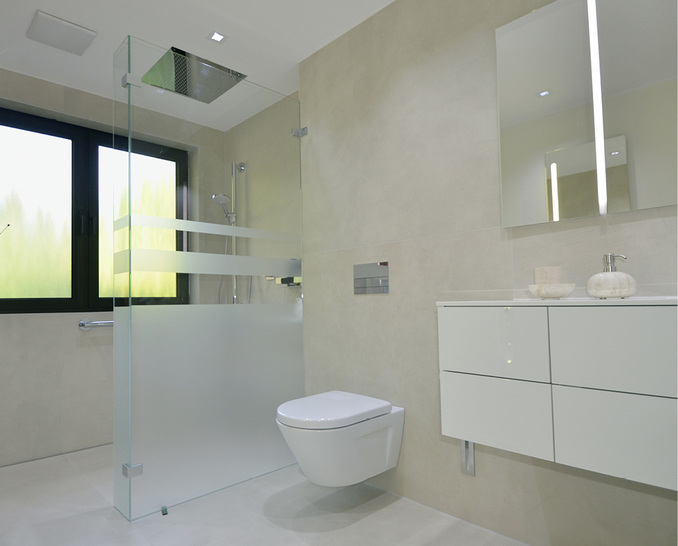 





Die Glasabtrennung mit dem Siebdruck ist optisch hübsch und dient einigen praktischen Zwecken.

