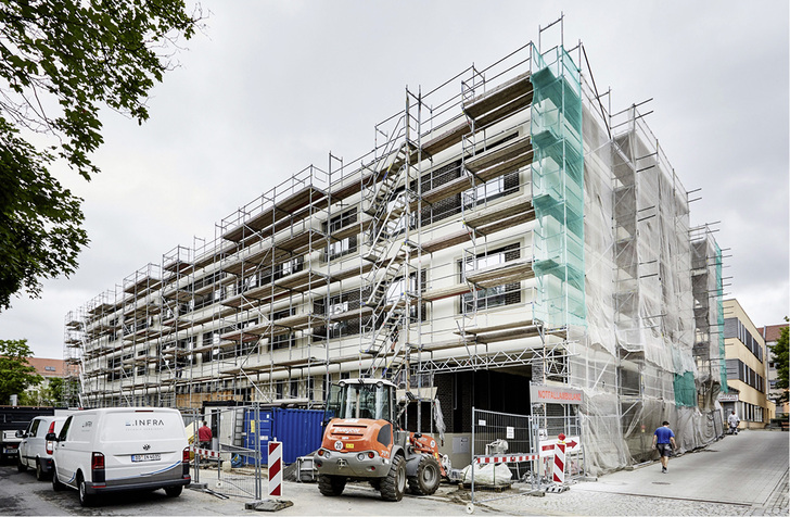 
Im St. Joseph-Stift in Dresden kommen für die brandschutztechnische Bekleidung der Sprinkler- und Feuerlöschleitungen vorkonfektionierte Dämmkomponenten von Rockwool zum Einsatz.



