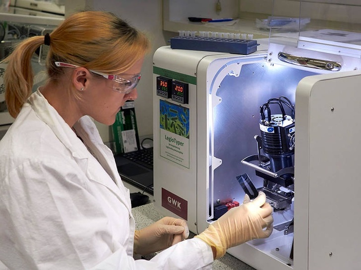 Erstautorin Catharina Kober mit dem LegioTyper-Chip.