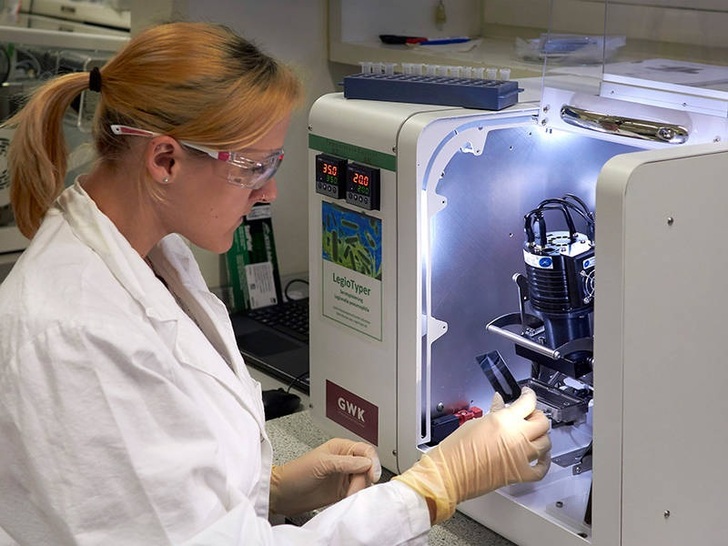 Erstautorin Catharina Kober mit dem LegioTyper-Chip. - © Jonas Bemetz / TUM
