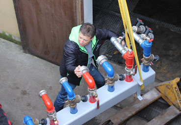 Der mobiheat-Warmwasser-Verteiler wird eingeschwebt.