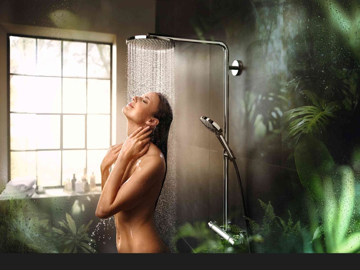 Inspiriert durch warme, hauchzarte

Regentropfen entwickelte der Badspezialist

Hansgrohe den neuen PowderRain Strahl.

Die innovative Strahlart ist Bestandteil 

eines neuen hansgrohe Raindance-Brausensortiments.