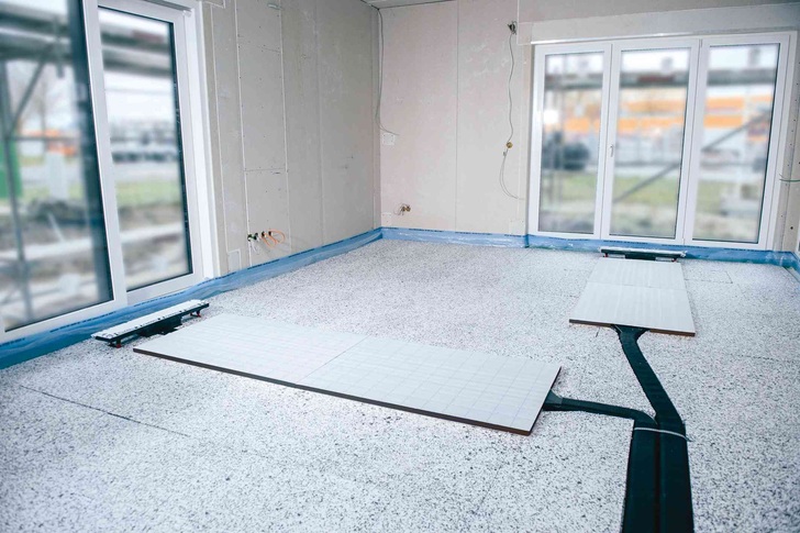 Die Bodenpaneele dienen als Nachheizregister und ermöglichen so eine hohe Behaglichkeit bei kurzen Reaktionszeiten. - © Pluggit, München
 Die Bodenpaneele dienen als Nachheizregister und ermöglichen so eine hohe Behaglichkeit bei kurzen Reaktionszeiten.