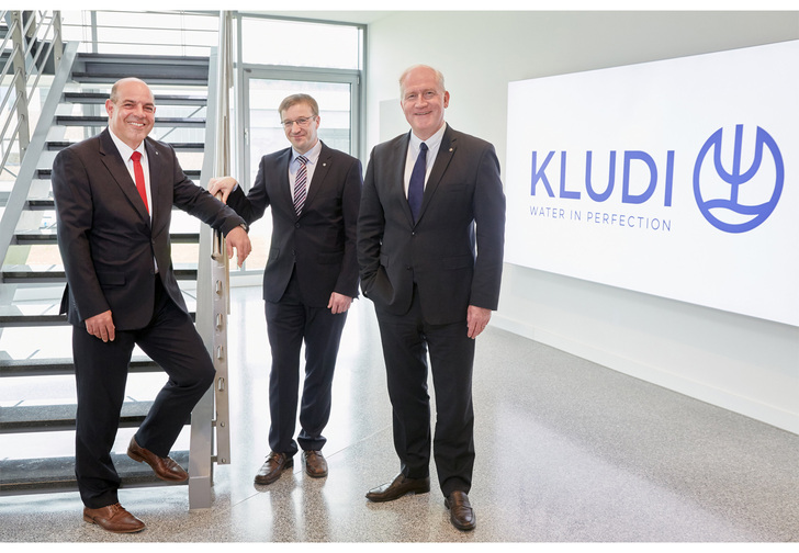 Die Kludi Geschäftsführung (von rechts): Julian Henco, Frank Holtmann, Bernd Neidhardt - © Kludi GmbH & Co. KG
 Die Kludi Geschäftsführung (von rechts): Julian Henco, Frank Holtmann, Bernd Neidhardt