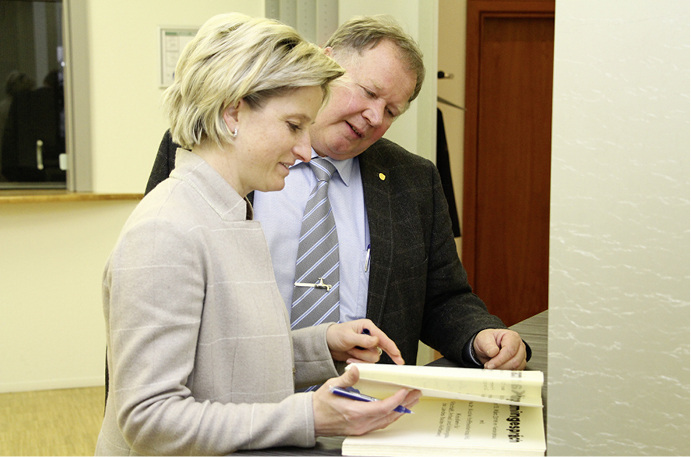 



Zum Abschluss des fast zweistündigen Austauschs im Kaminzimmer des Fachverbandes trug sich Nicole Hoffmeister-Kraut unter den Augen von Joachim Butz ins Fachverband-Gästebuch ein.
