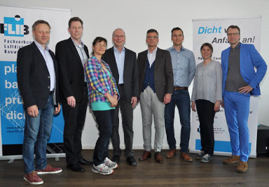 Achtfaches Engagement für die luftdichte Gebäudehülle: der stellvertretende Vorsitzende des Fachverbands Luftdichtheit im Bauwesen e. V., Johannes Lötfering, Rüdiger Specht, Sabine Gülker, Wilfried Walther als Verbandsvorsitzender, die beiden Neuen im Gremium, Jan Helge Schröder und Stefan Hückstädt, sowie Stefanie Rolfsmeier und FLiB-Geschäftsführer Oliver Solcher (von links nach rechts). - © FLiB e.V.
 Achtfaches Engagement für die luftdichte Gebäudehülle: der stellvertretende Vorsitzende des Fachverbands Luftdichtheit im Bauwesen e. V., Johannes Lötfering, Rüdiger Specht, Sabine Gülker, Wilfried Walther als Verbandsvorsitzender, die beiden Neuen im Gremium, Jan Helge Schröder und Stefan Hückstädt, sowie Stefanie Rolfsmeier und FLiB-Geschäftsführer Oliver Solcher (von links nach rechts).