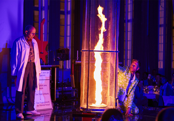 Für Action und Spaß sorgten am Abend die Physikanten. Die Entstehung einer Feuersäule mussten sie dem fachkundigen Publikum jedoch nicht lange erläutern.