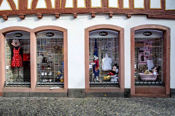 Mit seiner Schaufenster-Dekoration hat Theodor Schué kreativ eine Geschichte geschaffen, die nicht nur von amerikanischen Figuren als Weltstars erzählt, sondern auch von der Modernität eines alt eingesessenen Handwerksbetriebes.