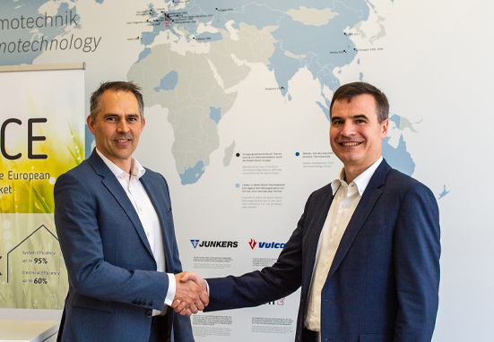 Oliver Koukal (li.), Senior Vice President Business Unit Residential Heating bei Bosch Thermotechnik, und Alberto Ravagni, Chief Executive Officer der Solidpower S.p.A., besieglen die Kooperation mit einem Handschlag.
