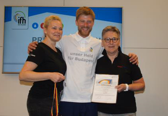 Benno Uhlmann aus Karlstadt in Unterfranken/Bayern ist strahlender Sieger und vertritt die deutschen Spengler bei den EuroSkills 2018. Die Mitarbeiterinnen von cws-boco, dem Hauptsponsor von WorldSkills Germany, verliehen ihm den Titel “Unser Held für Budapest“.