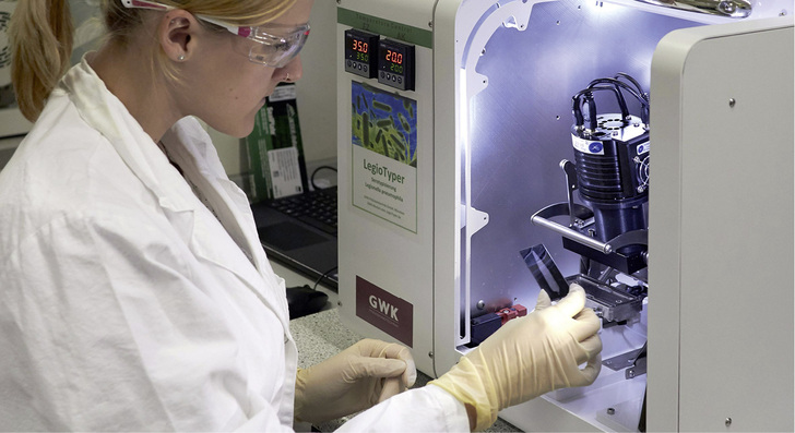 
Forscherin mit dem Legionellen-Schnelltest.



