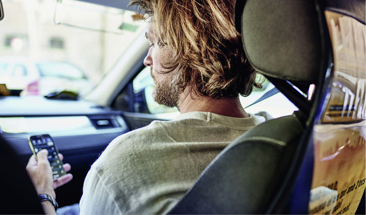 <p>
Per Adapter wird der Firmenwagen zum rollenden WLAN-Hotspot.
</p>
<p>
</p> - © Deutsche Telekom, Astrid Grosser
 
Per Adapter wird der Firmenwagen zum rollenden WLAN-Hotspot.