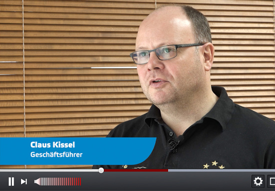 Mitarbeitersuche per Video: Mit einem Vorstellungsgespräch präsentiert Claus Kissel seine Firma Bewerbern. - © Siegel
