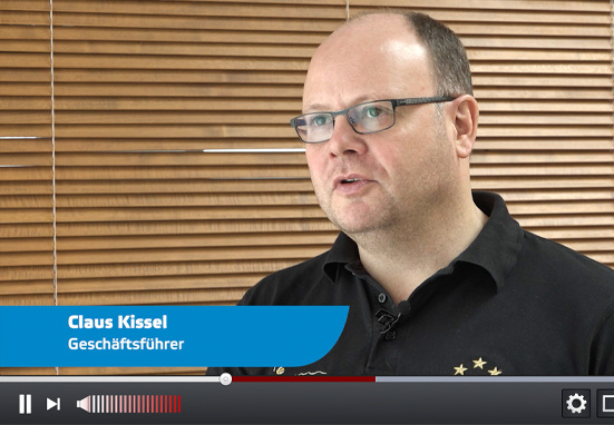 Mitarbeitersuche per Video: Mit einem Vorstellungsgespräch präsentiert Claus Kissel seine Firma Bewerbern.