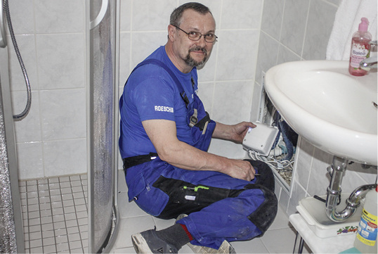 



Installateur bei der Montage der Sanftläufer-Pumpe.
