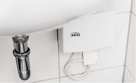 



In der Kindertagesstätte übernehmen AEG Klein-Durchlauferhitzer die Warmwasserversorgung unter den Handwaschbecken.
