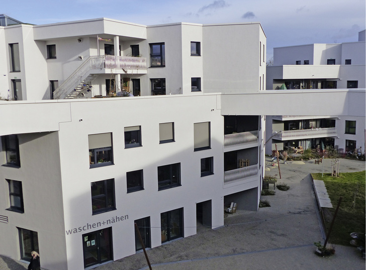 
Im Quartier Domagkpark im Münchner Norden hat die Wohnbaugenossenschaft wagnis eG zusammen mit den zukünftigen Bewohnern das Projekt wagnisArt im Passivhausstandard verwirklicht. Allen Beteiligten ging es um die Verbindung von Energieeffizienz und gemeinschaftlichem Miteinander.



