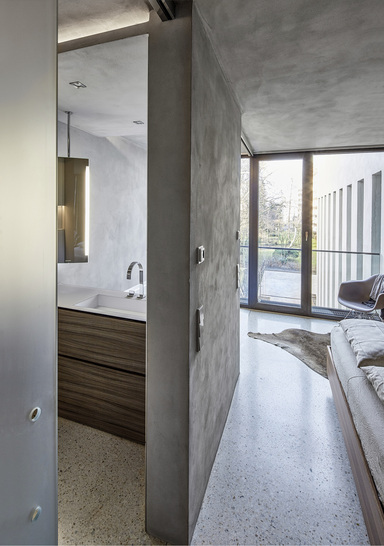 
Bild links: 4,65 m Raumbreite für Schlafen und Bad – da war bei der Planung Kreativität gefordert.



