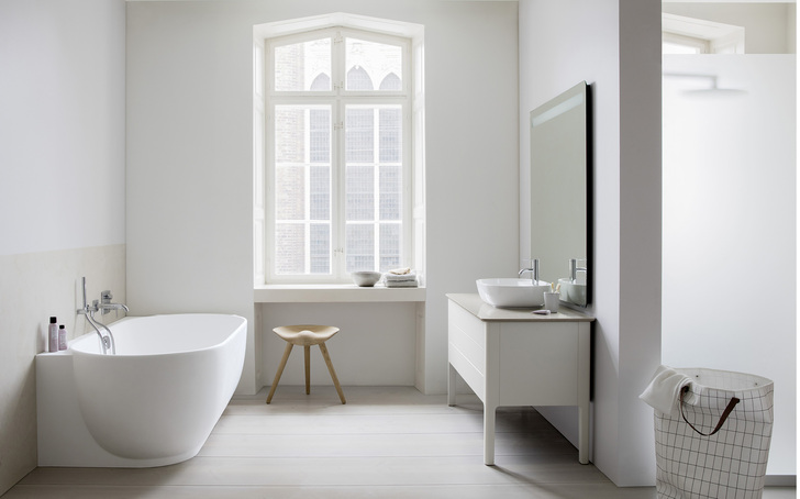 
Funktional und originell: Die Basis für den Waschplatz der Serie Luv bilden Konsolentische auf vier sanft geschwungenen, höhenverstellbaren Füßen.



