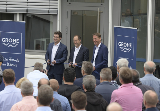 Einweihungsakt des GROHE Entwicklungslabors in Hemer (von links: Markus Ebner-Maibaum, Werksleiter, Torsten Meier, Vice President Research & Development, Thomas Fuhr, Executive Director Operations)