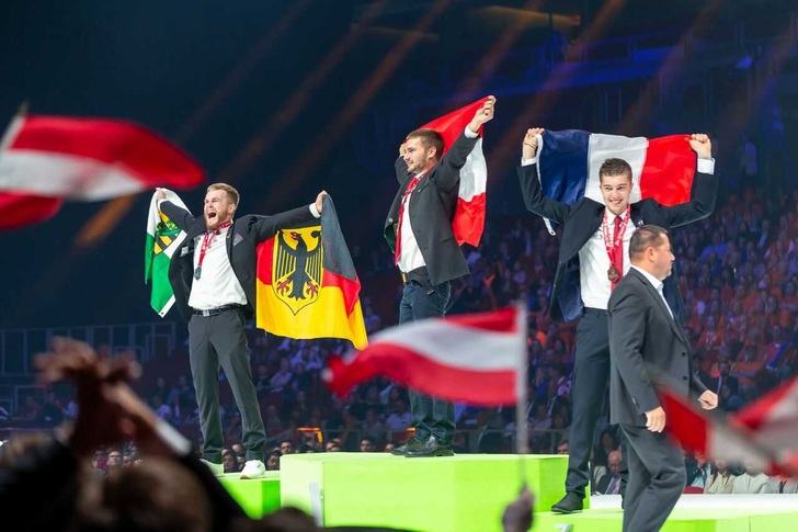 Paul Schärschmidt (1. v.l.) bei der Siegerehrung - © WorldSkillsGermany
