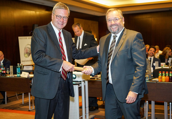 Übergabe des Staffelstabs. Rupprecht Kemper (Gbr. Kemper) übergibt das Amt des Vorsitzenden des Vorstands an Axel Weidner (Mankenberg).
