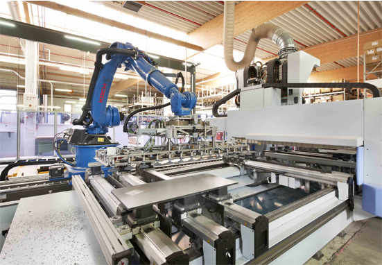 Im Bereich der Produktion setzt die Schäfer Trennwandsysteme GmbH unter anderem auf moderne Maschinen und Robotersysteme. - © Schäfer Trennwandsysteme
