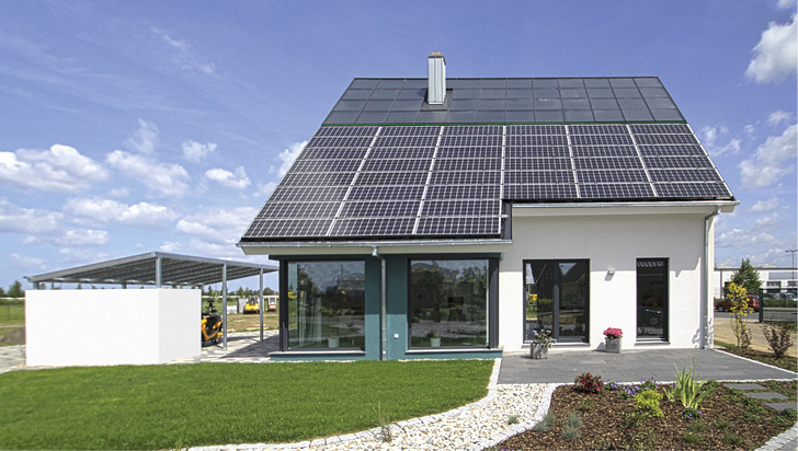 <p>

PV und Thermie vereint auf dem Dach des energieautarken (Muster-)Hauses der Helma Eigenheimbau AG: 58 m

<sup>2</sup>

Photovoltaikmodule mit einer Leistung von ca. 8,2 kWp und ein Batteriespeicher sorgen für die Stromversorgung. 46 m² Solarkollektoren und ein 9-m³-Pufferspeicher decken mind. 60 % des Wärmebedarfs. Die Restwärme liefert ein Holzvergaserofen (25 kW wasserseitige Leistung).

</p>

<p>

</p> - © www.helma.de
