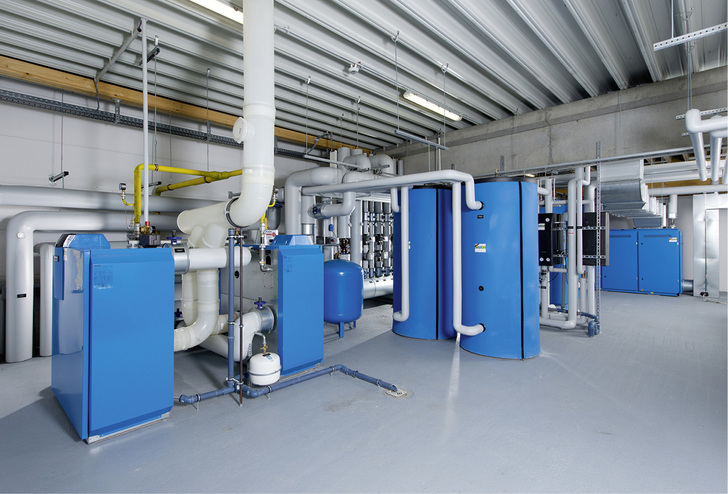 
In dieser Heizzentrale sind das BHKW-Modul Buderus Loganova EN50 sowie die Gasbrennwertkessel Logamax plus GB312 aufgestellt. Pufferspeicher optimieren die Laufzeit des Grundlastwärmeerzeugers und reduzieren so den Einsatz des Spitzenlastkessels.



