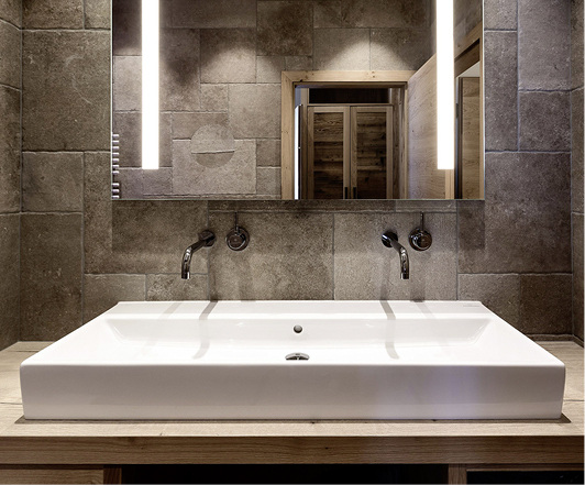 
Waschtische der Villeroy & Boch-Kollektion Memento zieren die Bäder in der Kaiserlodge.



