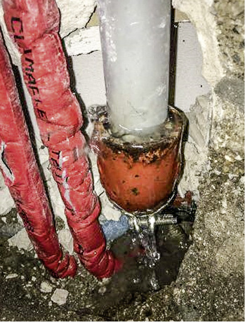 
Hatte wohl nie jemand mit Rückstau gerechnet.



