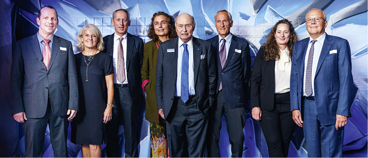 
Bei der Eröffnung des Showrooms (v. l. n. r.): Dominik Gastreich (R+F), Christina Rosenberg (V&B), Christoph Stahl (R+F), Carmen von Boch-Kivu (V&B), Luitwin Gisbert von Boch-Galhau (V&B), Dr. Walter Stahl (R+F), Dr. Carolin Stahl (R+F), Dr. Peter Küfner (R+F). 



