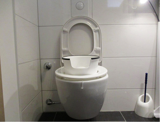 
Ein Spritzschutz für Stehpinkler.



